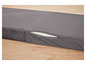 Un matelas pliable gris avec une fermeture éclair pour insérer de la mousse.