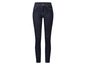 Jeans skinny bleu foncé pour femme.