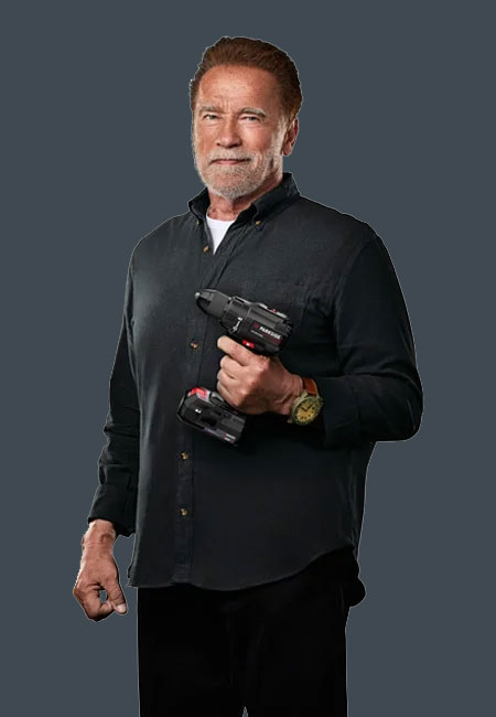 Arnold Schwarzenegger tient la perceuse-visseuse sans fil PARKSIDE PERFORMANCE