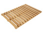 Un tapis de bain en bois avec une texture en bambou.