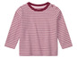 Un t-shirt rayé rose à manches longues.