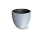 Un pot de fleurs gris avec un design rayé.