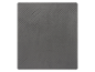 Une couverture matelassée gris foncé.