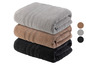 Trois serviettes de bain en gris, marron et noir.