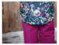 Un pantalon rose avec une veste bleue à imprimé floral