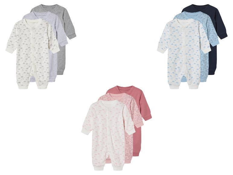 Trois pyjamas bébé, motifs nuages et animaux, couleurs pastel.
