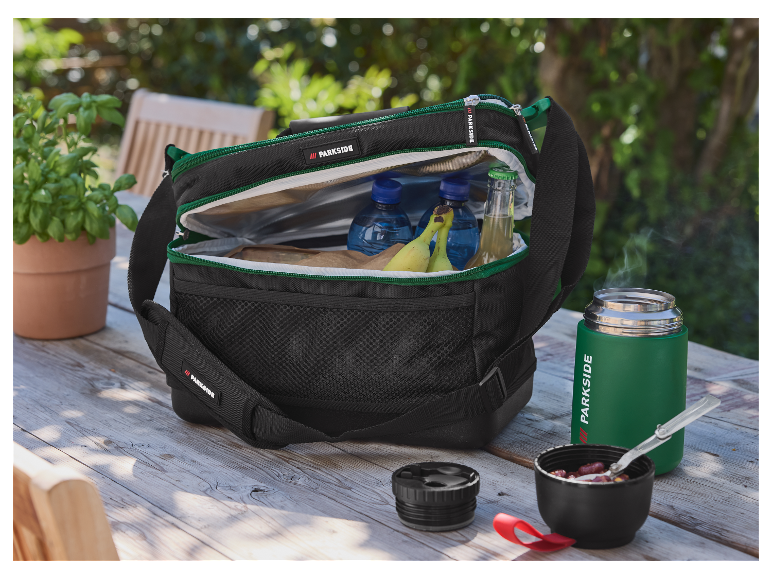 Sac isotherme et thermos Parkside sur une table en bois en extérieur.