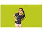 Fille en t-shirt fraise et short rose.