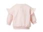 Sweat-shirt rose bébé avec volants aux épaules et fermeture boutonnée au dos.