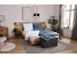 Chambre douillette avec lit en bois, parure de lit à carreaux bleus et tapis gris.