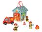 Caserne de pompiers en bois avec camion, figurines et accessoires.