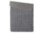 Couverture gris foncé à motif quadrillé.