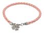 Un bracelet en cuir rose avec un pendentif en forme de trèfle à quatre feuilles.
