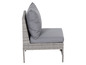 Un fauteuil en osier gris avec des coussins