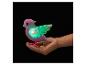 Un oiseau rose et lumineux dans une main.