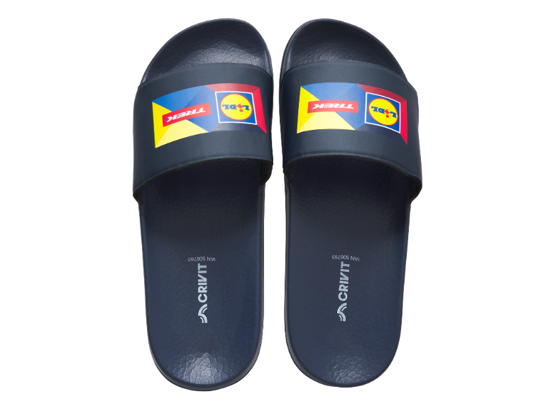 Sandales de piscine bleues avec logos de supermarché et de cyclisme.