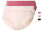 Un lot de trois culottes pour femmes dans différentes couleurs.