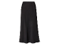 Longue jupe noire en satin.