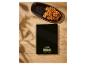 Une balance de cuisine noire SilverCrest sur une table en bois avec des noix.
