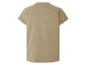 T-shirt beige à manches courtes et retroussées.