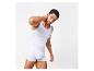 Homme portant un débardeur et un boxer blancs.