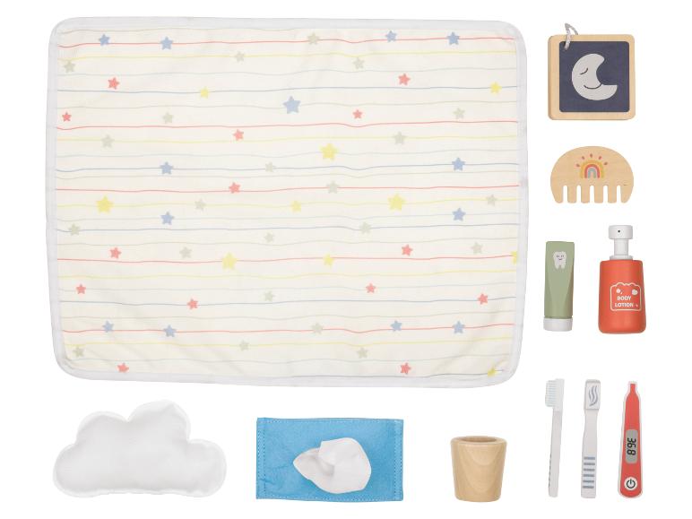 Ensemble de jeu pour bébé avec couverture étoilée, produits d'hygiène et accessoires en bois.