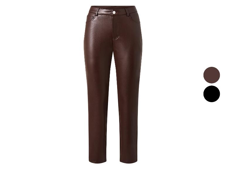 Pantalons en simili cuir marron et noir.