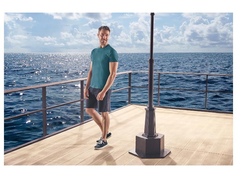 Homme en t-shirt et short, portant des chaussures de loisirs ESMARA MEN, sur une jetée.