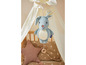 Un mobile de lapin bleu au-dessus d'un lit de bébé.