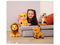 Une fille avec quatre peluches du Roi Lion: Simba, Pumbaa, Timon et Nala.