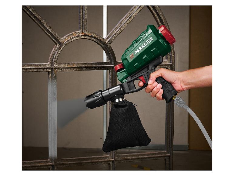 Pistolet de sablage manuel Parkside nettoyant un cadre métallique rouillé