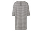 Une robe à carreaux gris et blanc à manches longues.