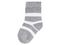Une chaussette grise avec des rayures blanches.