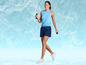 Une femme en tenue de sport fait des exercices avec des poids.