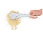 Spaghetti servi avec une pince à spaghetti en métal.