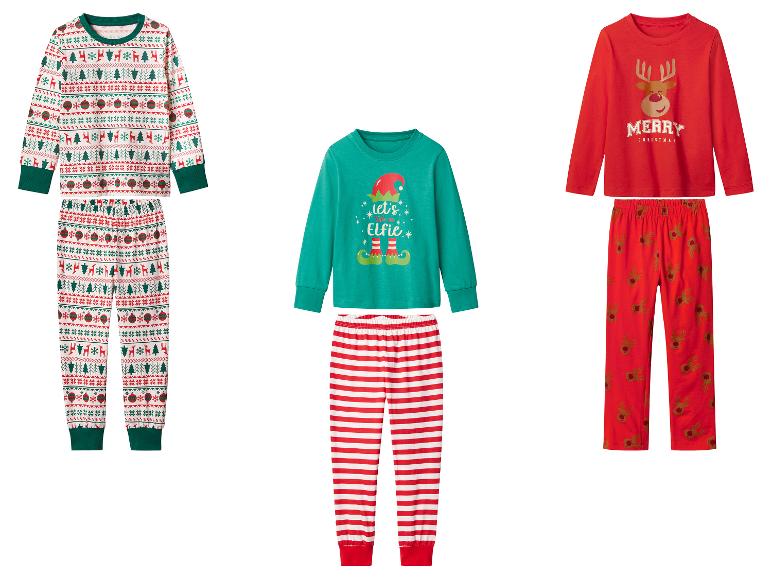 Trois ensembles de pyjamas de Noël pour enfants avec des motifs festifs.