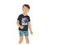 Garçon en t-shirt bleu foncé avec imprimé super-héros et short bleu clair