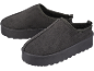 Paire de pantoufles mules noires en suède avec semelle épaisse.