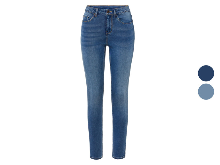 Un jean skinny bleu pour femme.