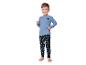 Un garçon porte un haut à manches longues bleu avec Mickey Mouse et un pantalon de pyjama noir avec un imprimé Mickey Mouse.