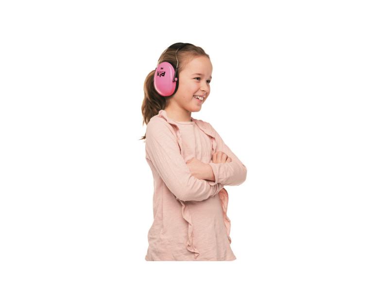 Fille souriante avec des casques roses et les bras croisés.