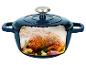 Cocotte en fonte bleue avec poulet rôti, ail et herbes.