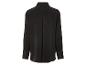 Chemise noire à manches longues.