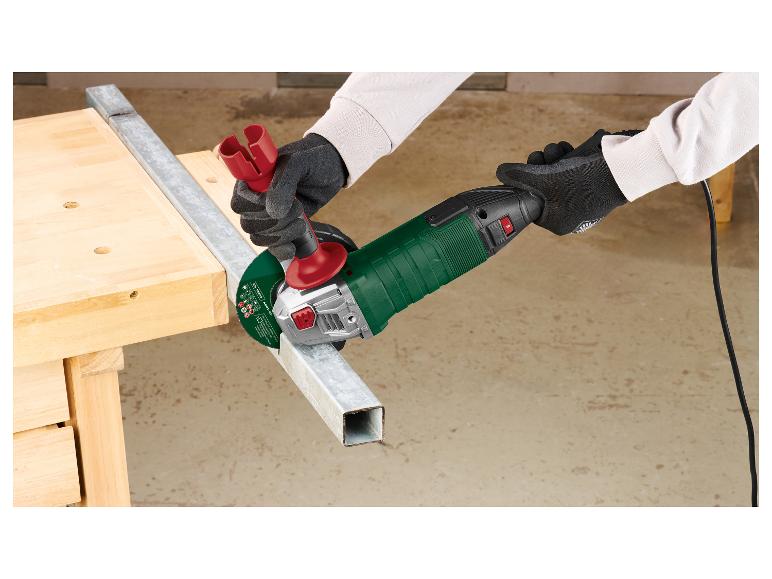 Gants de travail et meuleuse d'angle Einhell coupant une barre de métal.