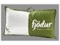 Oreiller blanc dans une housse verte avec fermeture éclair et poignée, avec le texte « fjödur »