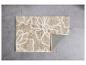 Tapis de bain beige clair à motifs floraux.