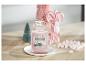 Bougie Yankee Candle Marshmallow Snowflakes avec décorations de Noël.