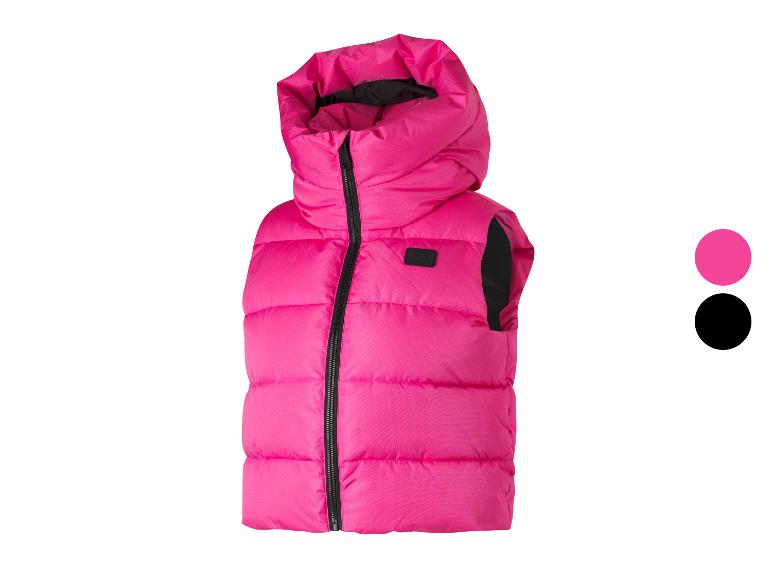 Gilet matelassé rose avec capuche et fermeture éclair noire, avec options de couleur rose et noir.