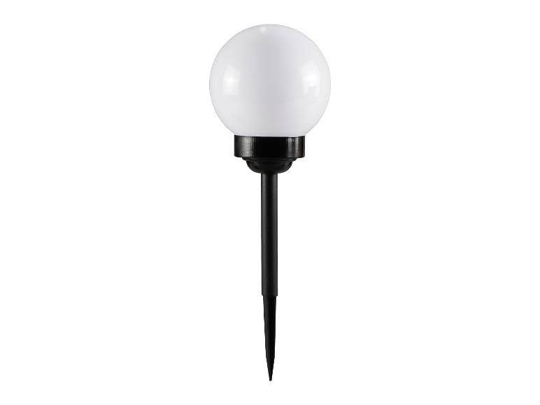 Lumière de jardin sphérique blanche avec un piquet noir pour l'éclairage extérieur.