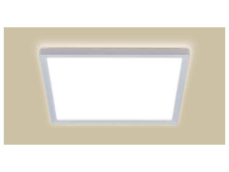 Plafonnier LED carré avec lumière blanche sur un mur beige